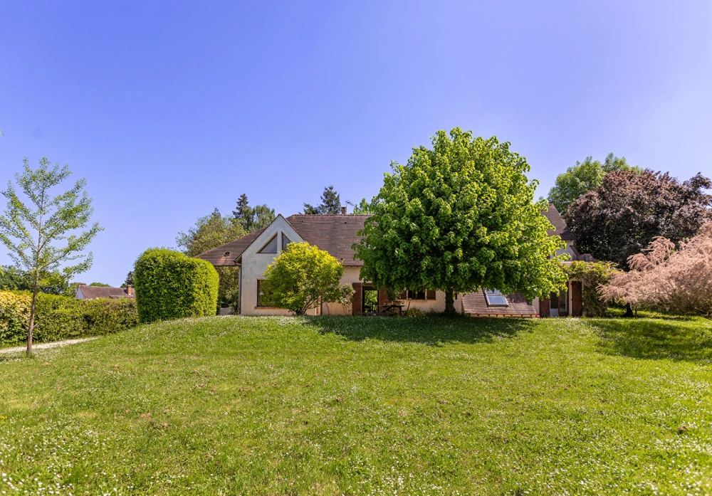 Belle Hélène CHAMBOURCY (78240) Maison familiale de 250 m² avec un magnifique parc Prix : 1 198 000€