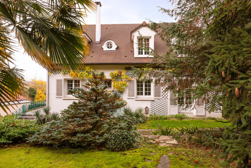 Le Perchoir BOUGIVAL (78380) Maison familiale sur les hauteurs de Bougival Prix : 840 000€. Maison de luxe à vendre dans les Yvelines. Agence MOSAIC