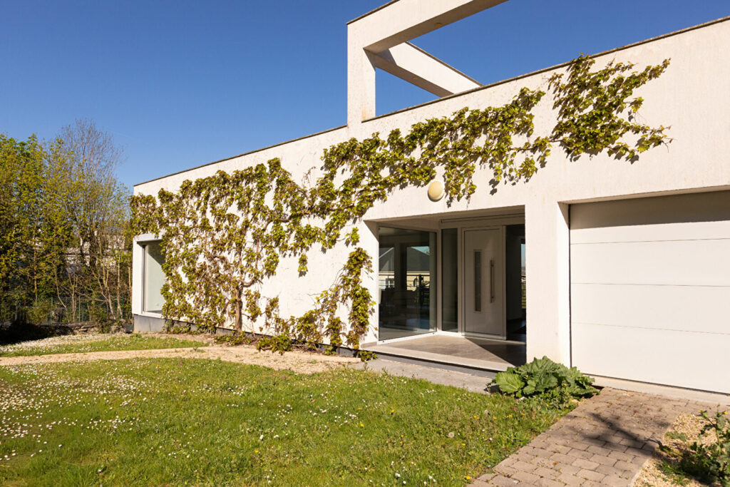 The Bau House BOUGIVAL (78380) Maison d'architecte avec vue panoramique sur la Vallée de la Seine Prix : 1 290 000€. Agence MOSAIC Bougival