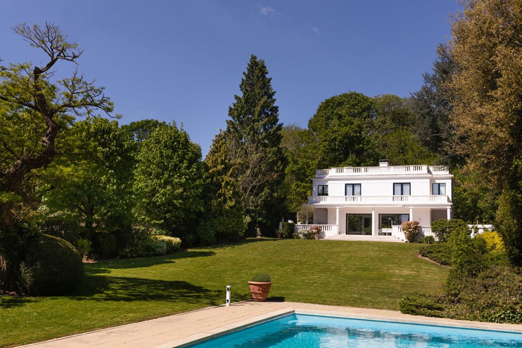 Le Pavillon Blanc LA CELLE SAINT CLOUD (78170) Propriété avec parc paysager et piscine Prix : 2 150 000€. Agence MOSAIC