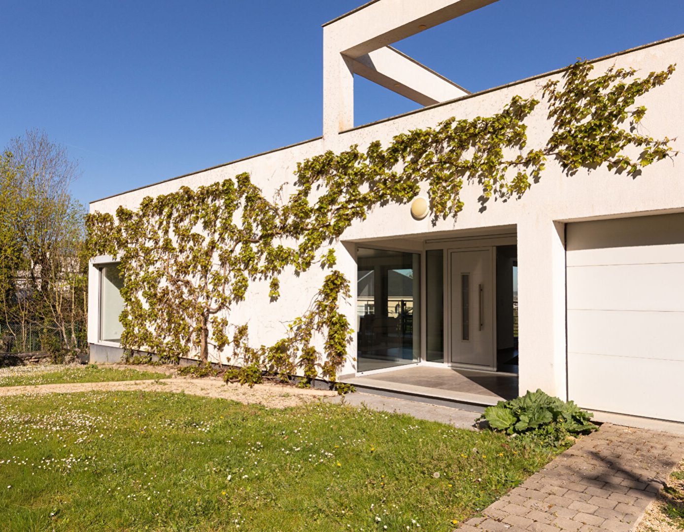 The Bau House BOUGIVAL (78380) Maison d'architecte avec vue panoramique sur la Vallée de la Seine Prix : 1 290 000€. Agence MOSAIC Bougival